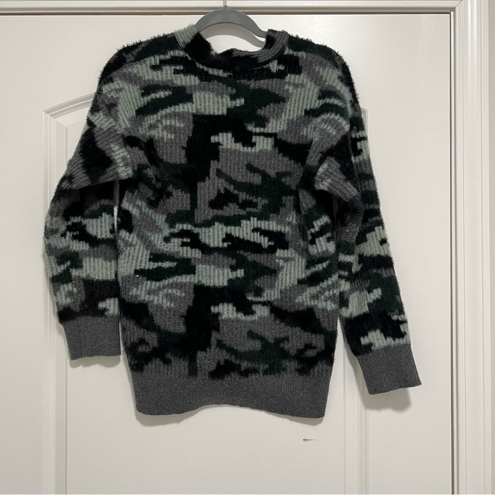Vince Camuto Fuzzy Eyelash Camo Camouflage Button Cardigan Sweater - Picture 3 of 5